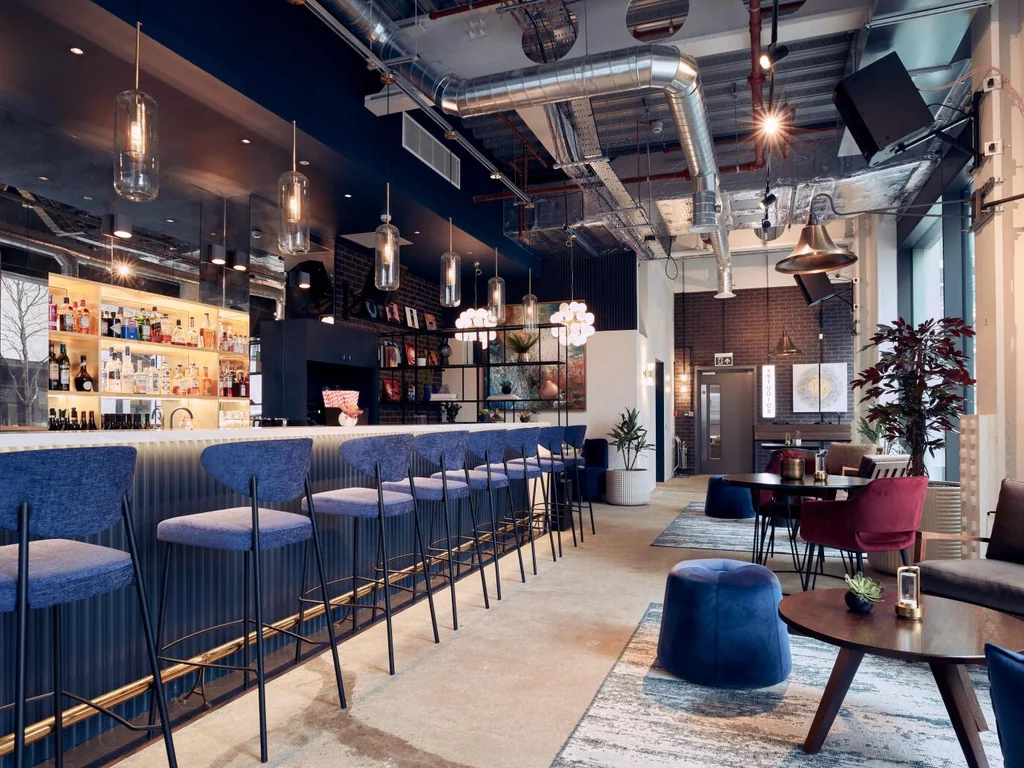 Qube East Bar and Lounge