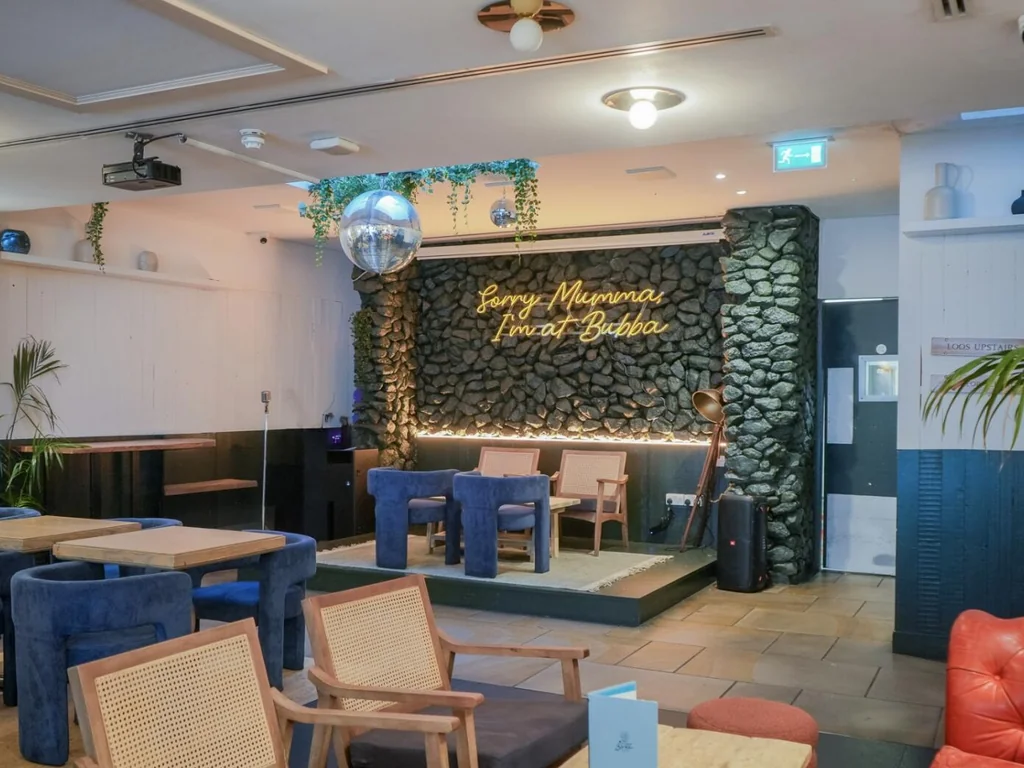 Cosy Living Room & Bar
