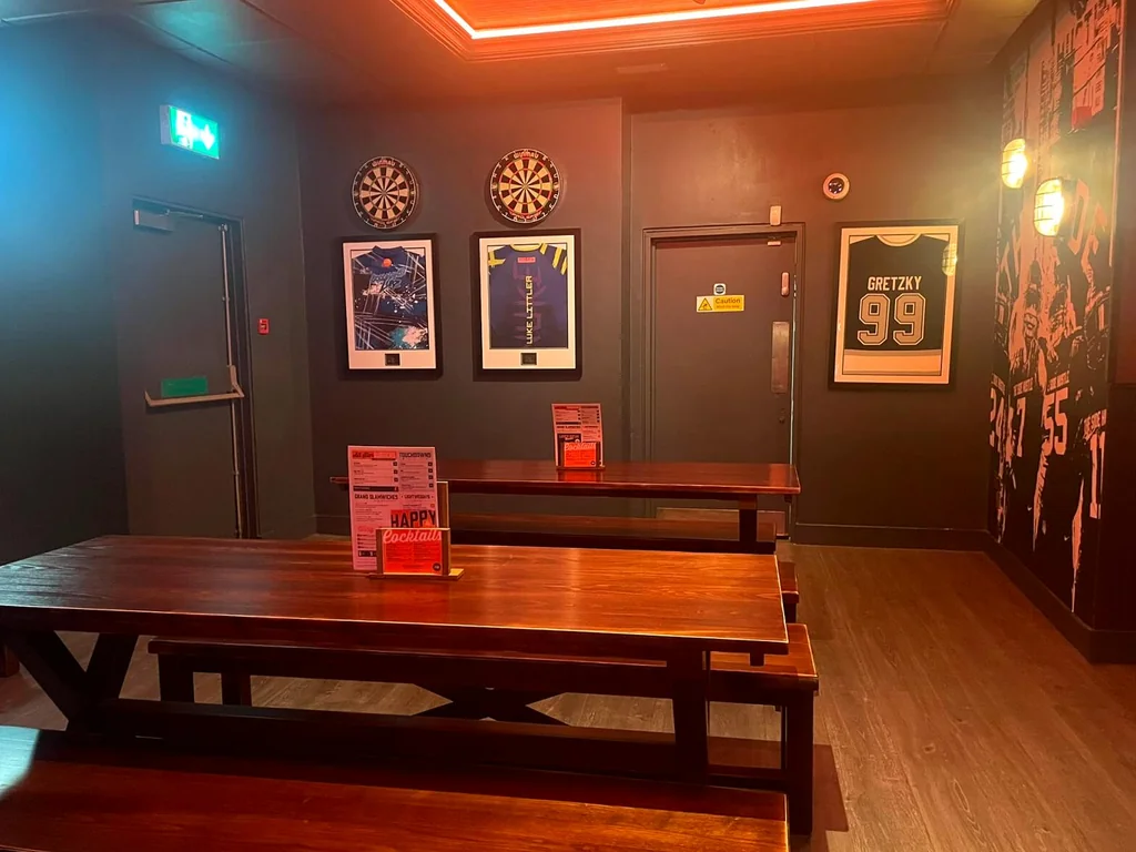 Gretsky (Blue Room)