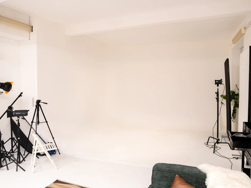 The Infinity Cove - White Cyclorama Photography Studio in Wapping